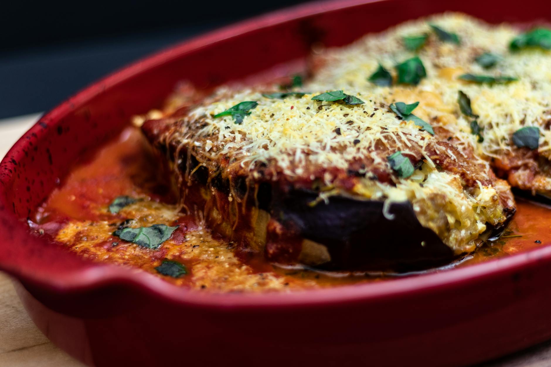 10 recettes d'aubergines pour cuisiner — plat d'aubergines rôties aux herbes