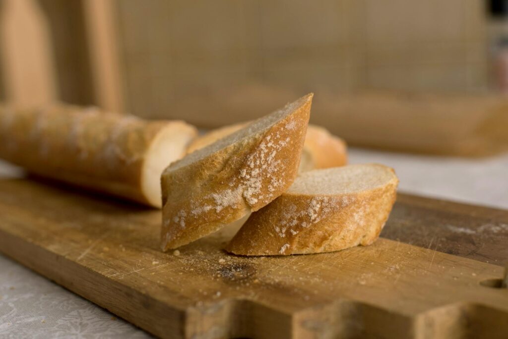 Calories d'une baguette combien en — baguette fraîche tranchée sur planche en bois