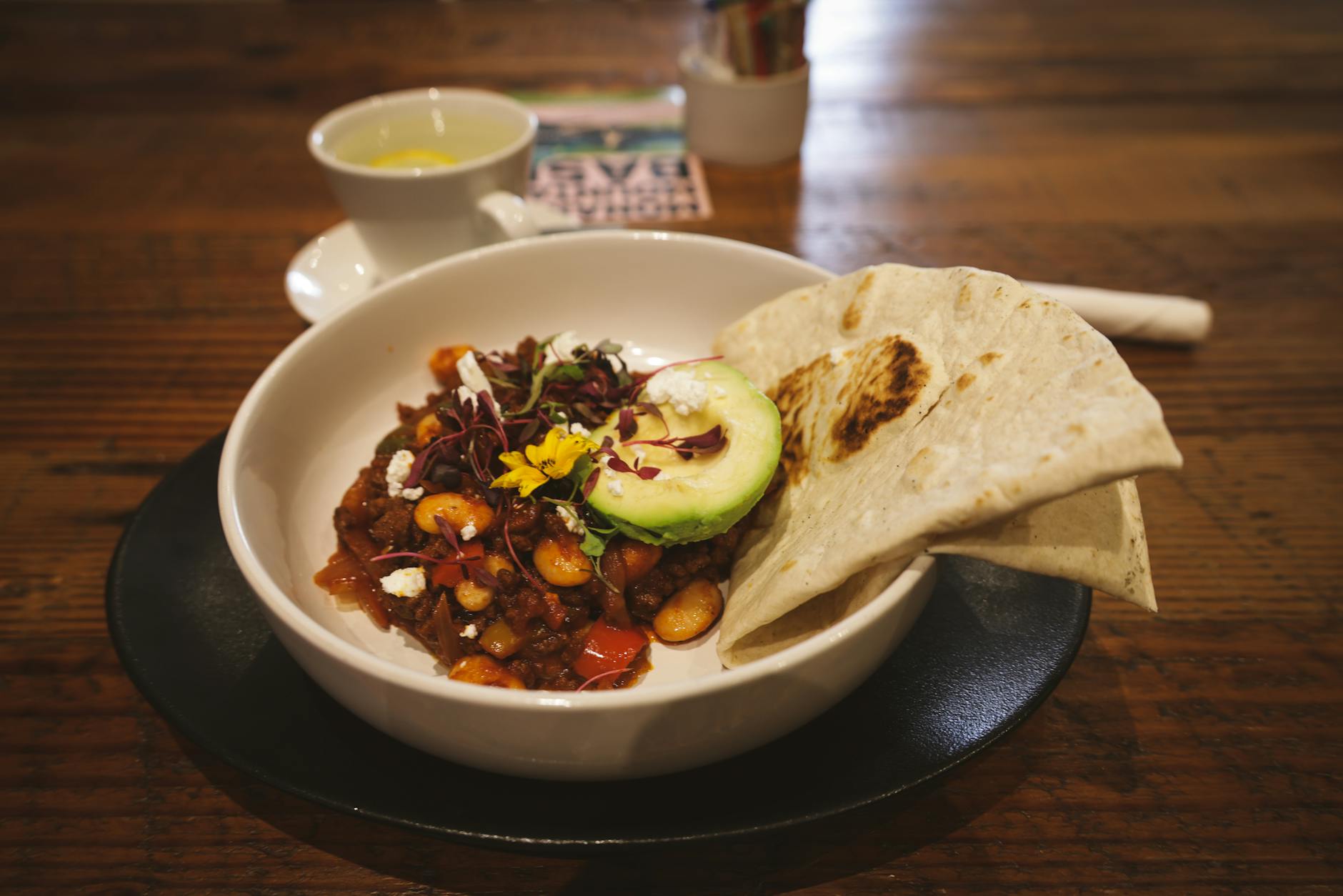 Chili con carne : comprendre la tradition mexicaine et tex-mex — bol de chili con carne avec garnitures