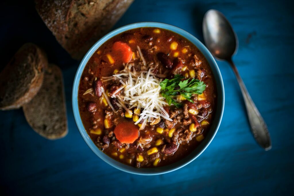 Chili con carne la recette — bol de chili con carne avec garnitures