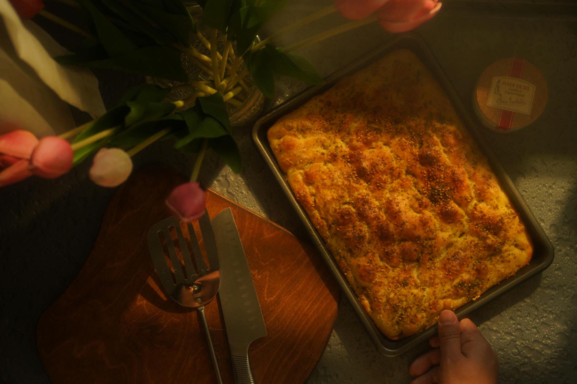 Focaccia de Cyril Lignac : comprendre la philosophie du chef étoilé — focaccia fraîchement cuite avec des herbes