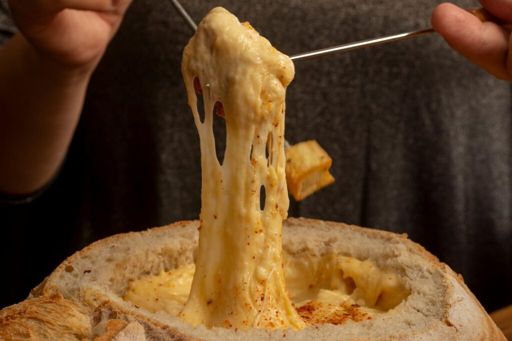 Fondue quelle quantité de fromage — pot de fondue au fromage avec pain
