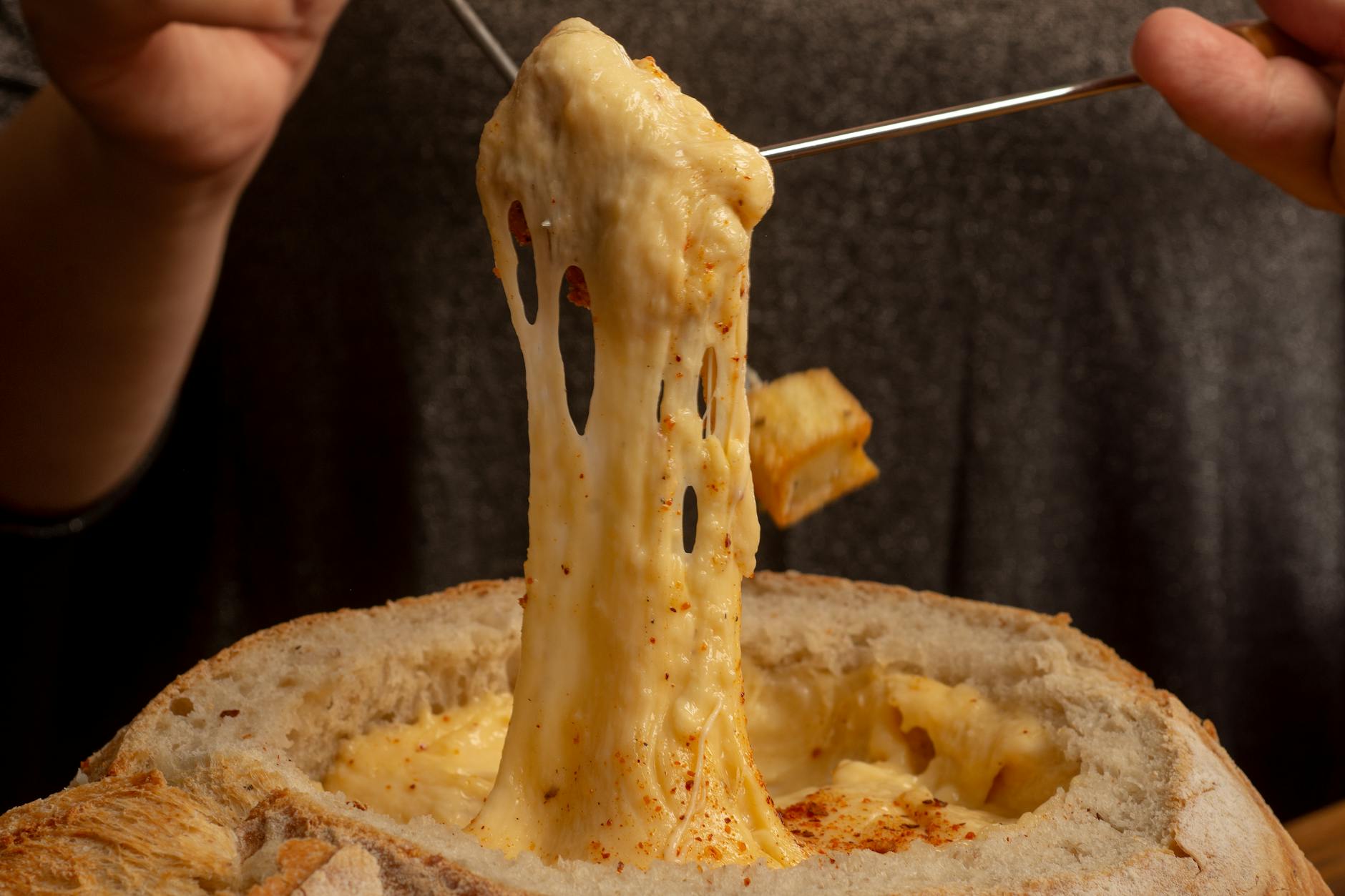 Fondue quelle quantité de fromage — pot de fondue au fromage avec pain