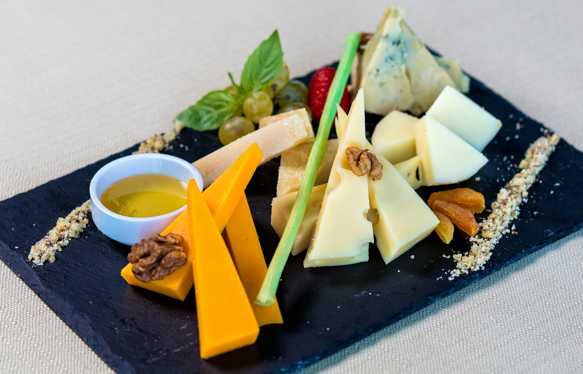 Fromage de brebis et cholestérol : comprendre le jeu des graisses — plateau de fromage de brebis avec raisins