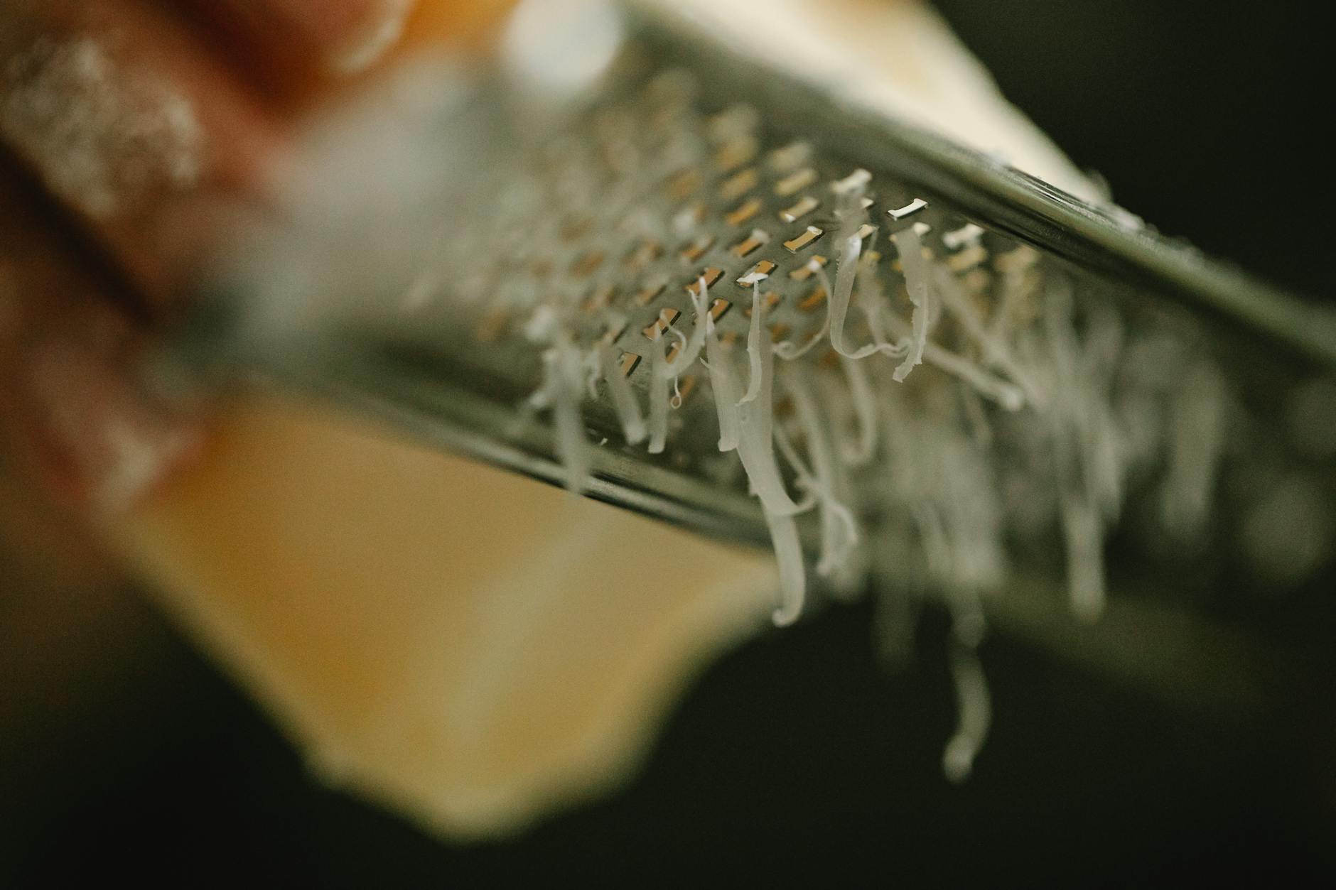 Fromage râpé enceinte : comprendre les risques réels et les fausses peurs — femme enceinte râpe à fromage cuisine
