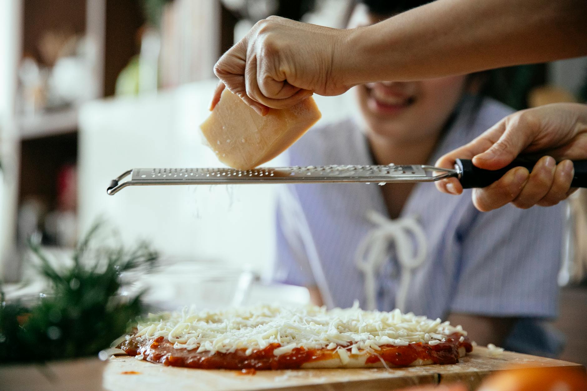 Fromage râpé enceinte lequel choisir — femme enceinte râpe à fromage cuisine