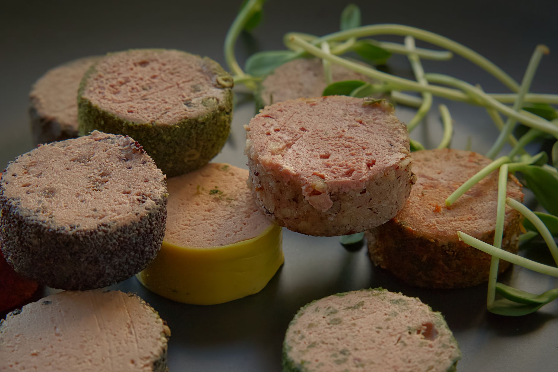 Pâté de campagne enceinte : comprendre cet aliment avant de le juger — pâté de campagne sur planche en bois