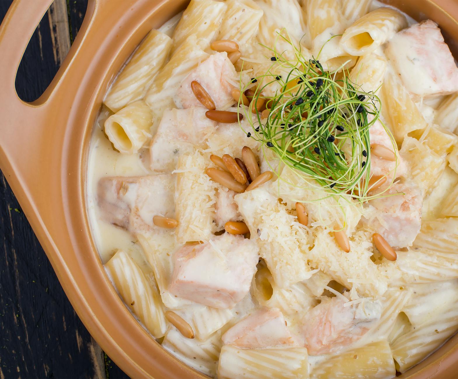 Pâtes au saumon la recette — plat de pâtes crémeuses au saumon