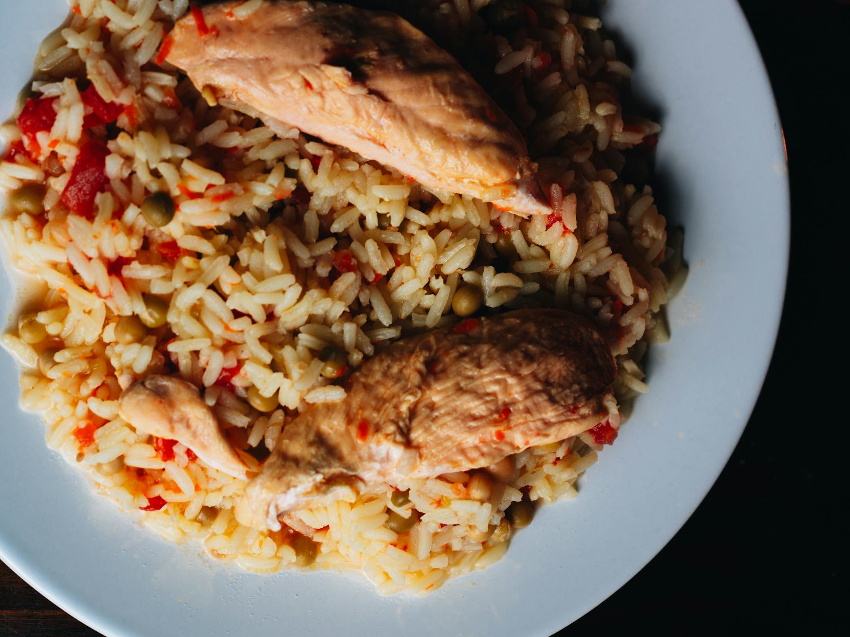 Quantité de riz par personne pour un repas du quotidien — portion de riz assiette repas