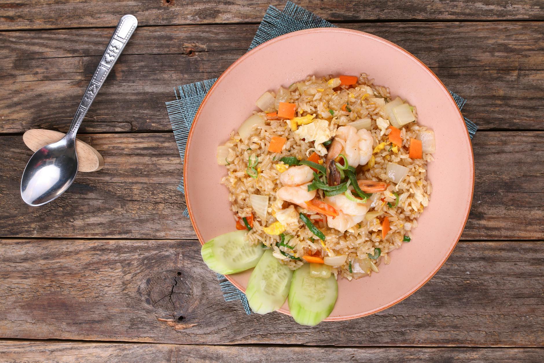 Riz cantonais maison : les vrais ingrédients du restaurant chinois — riz sauté aux légumes et crevettes