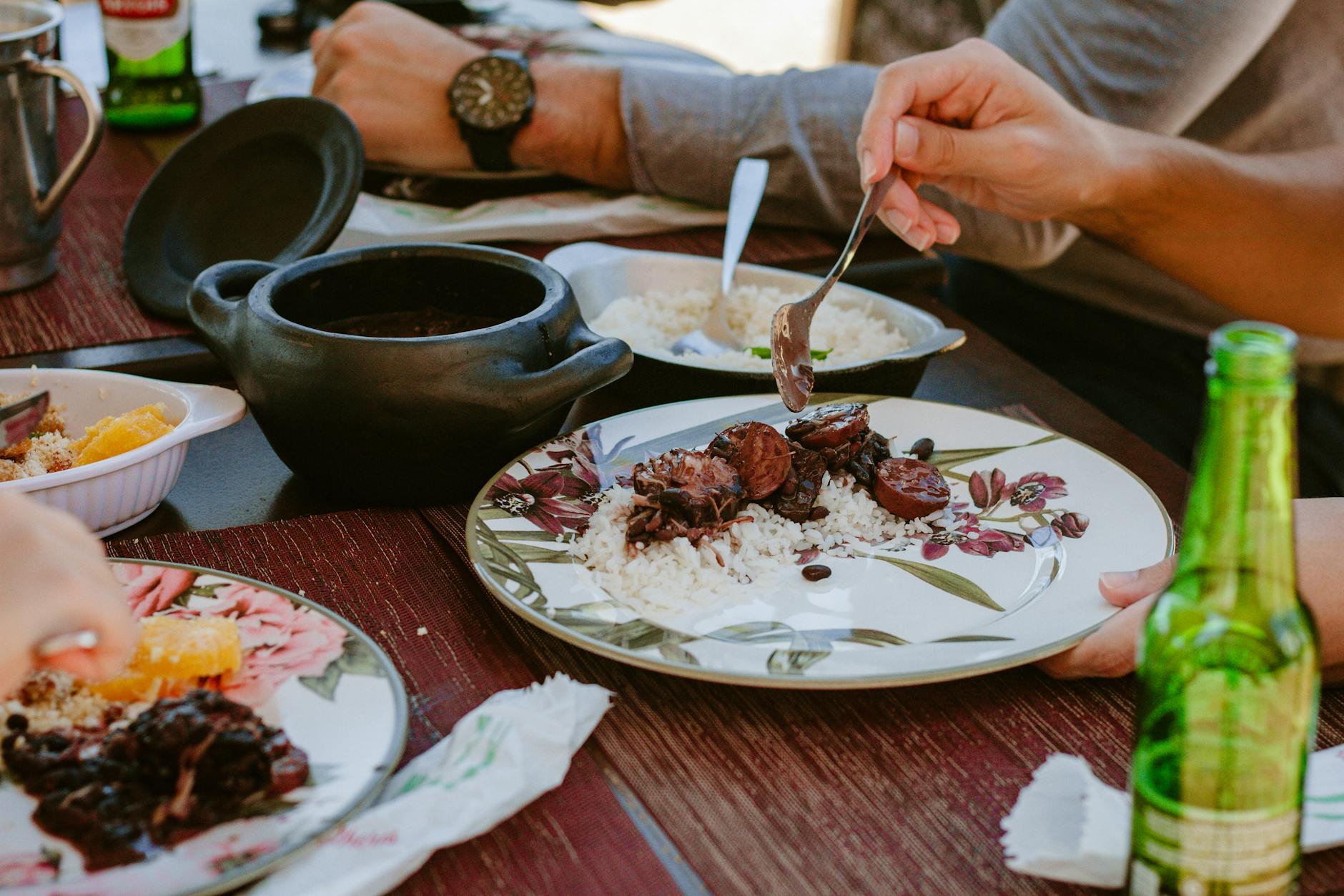 Rougaille saucisse réunionnaise authentique : comprendre le plat avant de se lancer — plat de rougaille saucisse avec riz