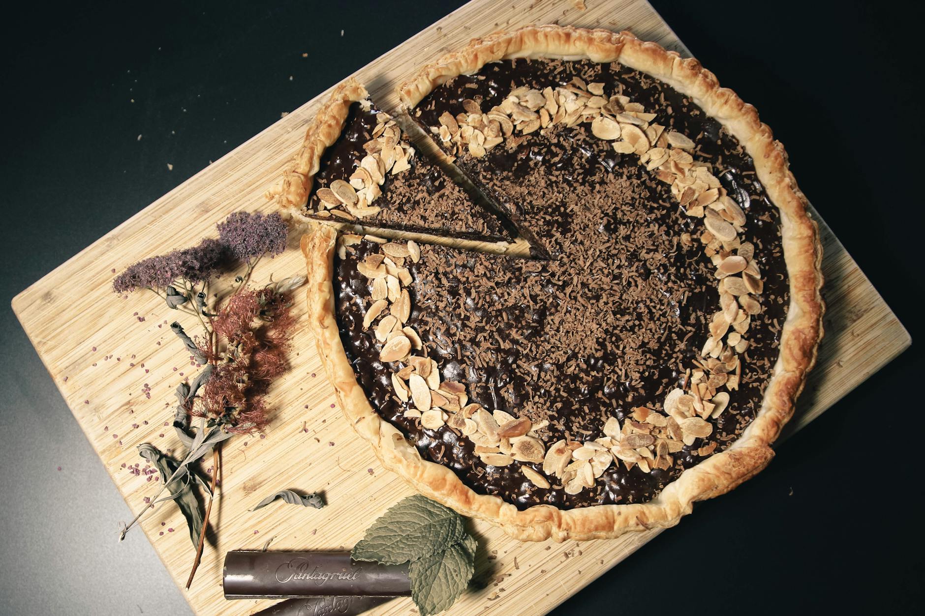 Tarte au chocolat fondante incontournable : la base de la recette pas à pas — part de tarte au chocolat avec ganache