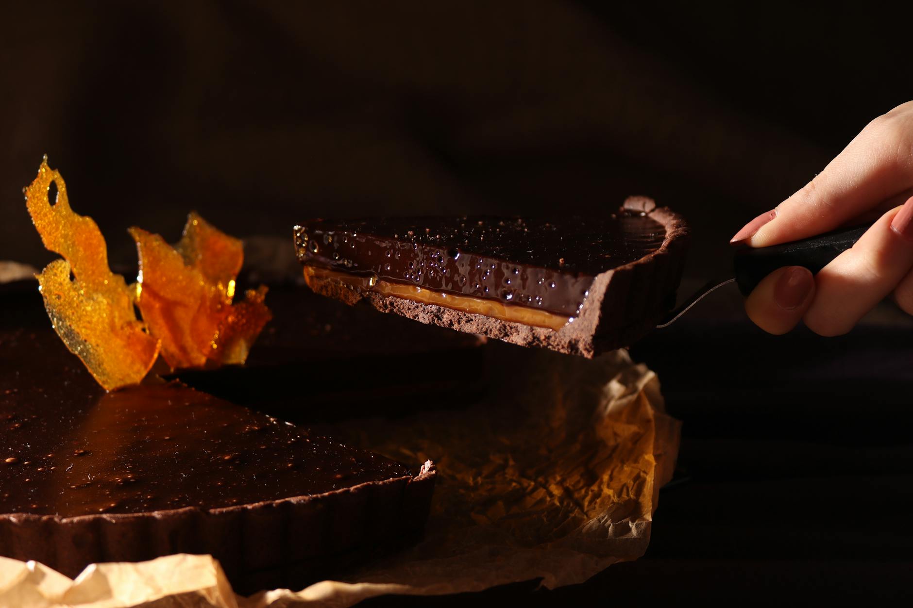 Tarte au chocolat la recette — part de tarte au chocolat avec ganache