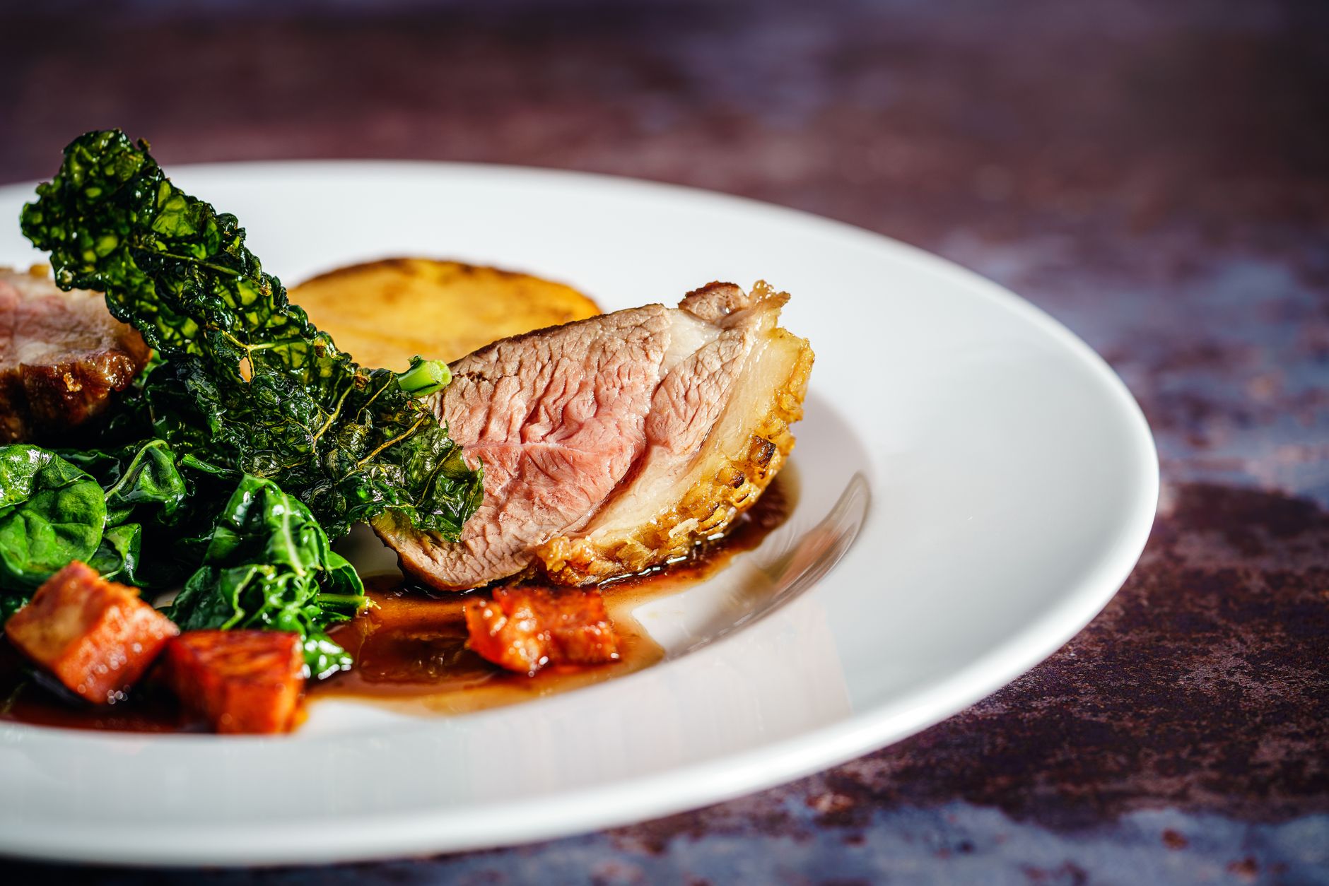 Aliments riches en fer d’origine animale : boudin, foie, fruits de mer et viandes rouges — assiette d'aliments riches en fer