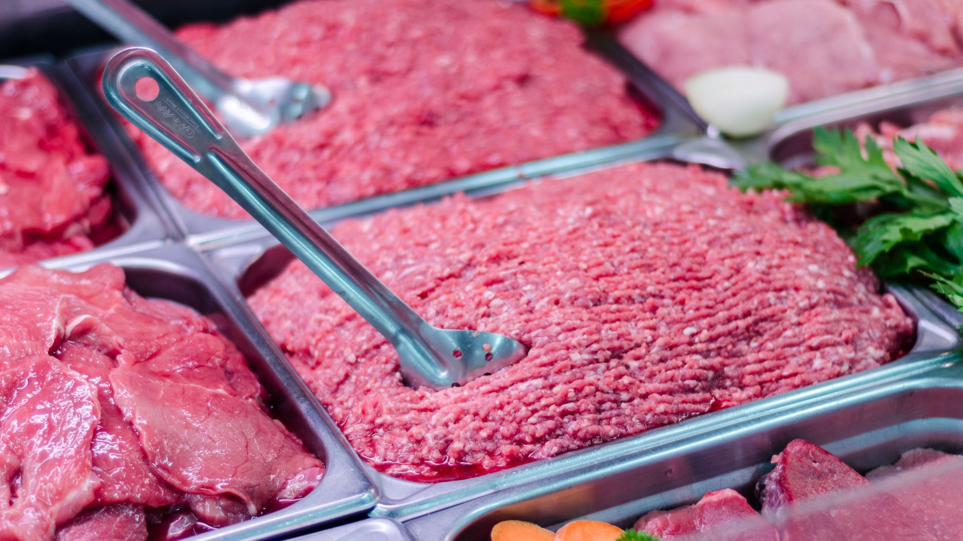 Auchan Traiteur, c’est quoi exactement et à qui ça rend vraiment service ? — étal de plats préparés supermarché