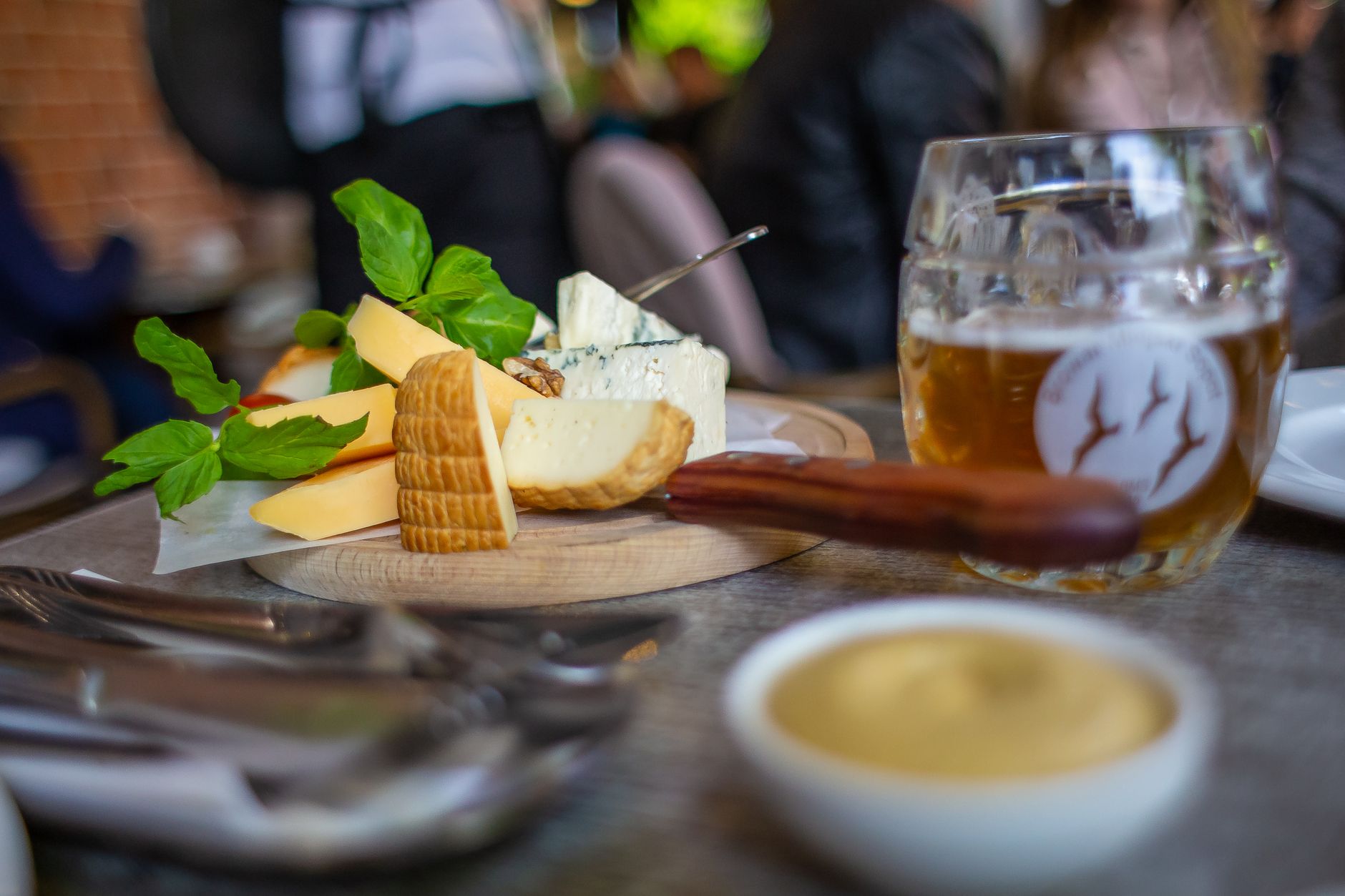 Chamois d'Or, fromage et cholestérol : ce que l’on sait vraiment aujourd’hui — assiette de fromage Chamois d'Or avec pain