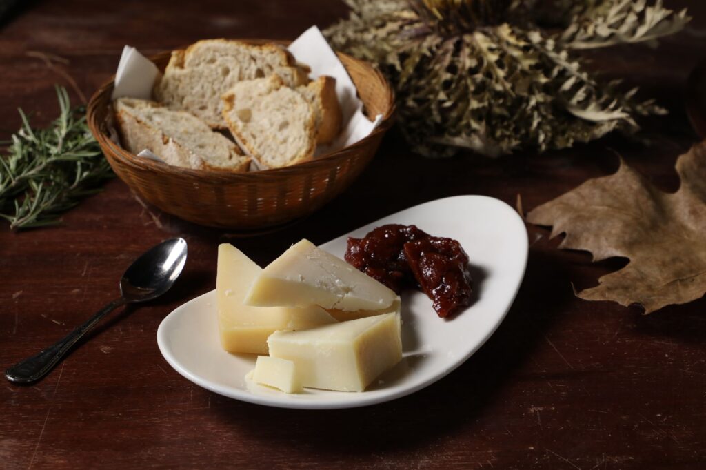 Chamois d'Or et cholestérol peut-on — assiette de fromage Chamois d'Or avec pain