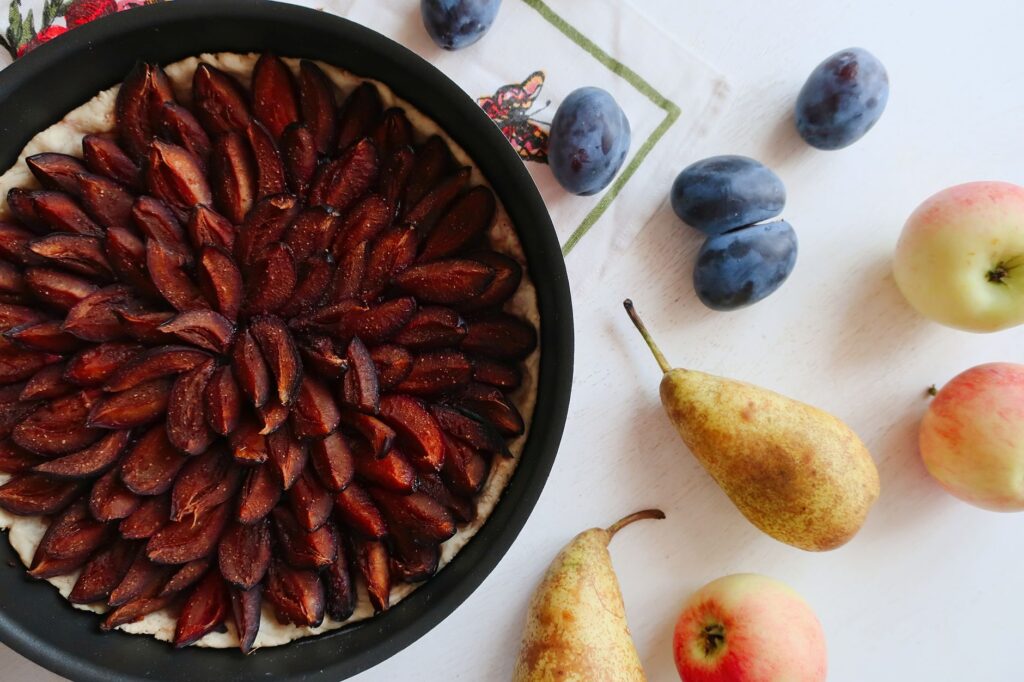 Clafoutis aux prunes la recette — clafoutis aux prunes avec prunes fraîches