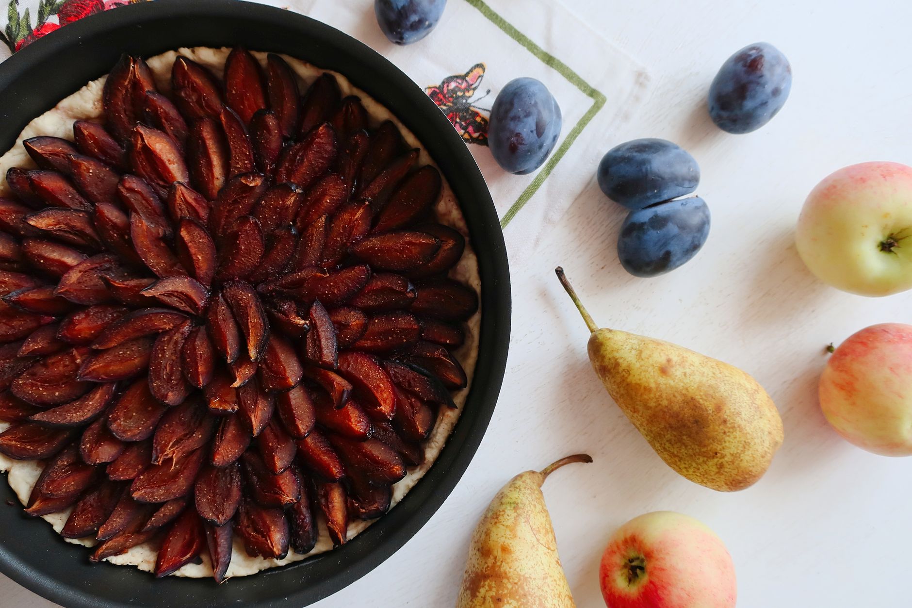Clafoutis aux prunes la recette — clafoutis aux prunes avec prunes fraîches