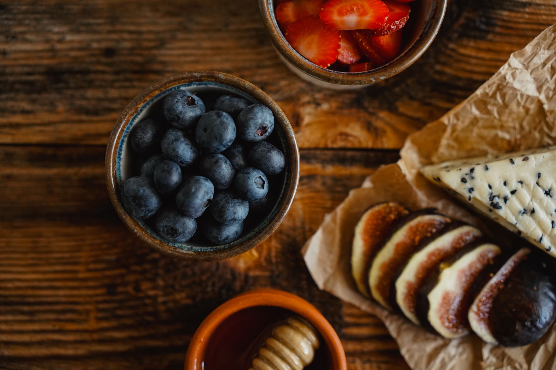 Fromage blanc et régime minceur : un profil nutritionnel vraiment intéressant — bol de fromage blanc avec des fruits