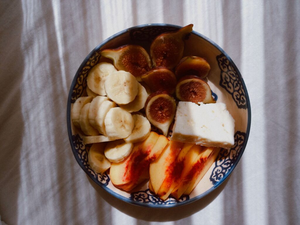 Fromage blanc et régime pourquoi — bol de fromage blanc avec des fruits