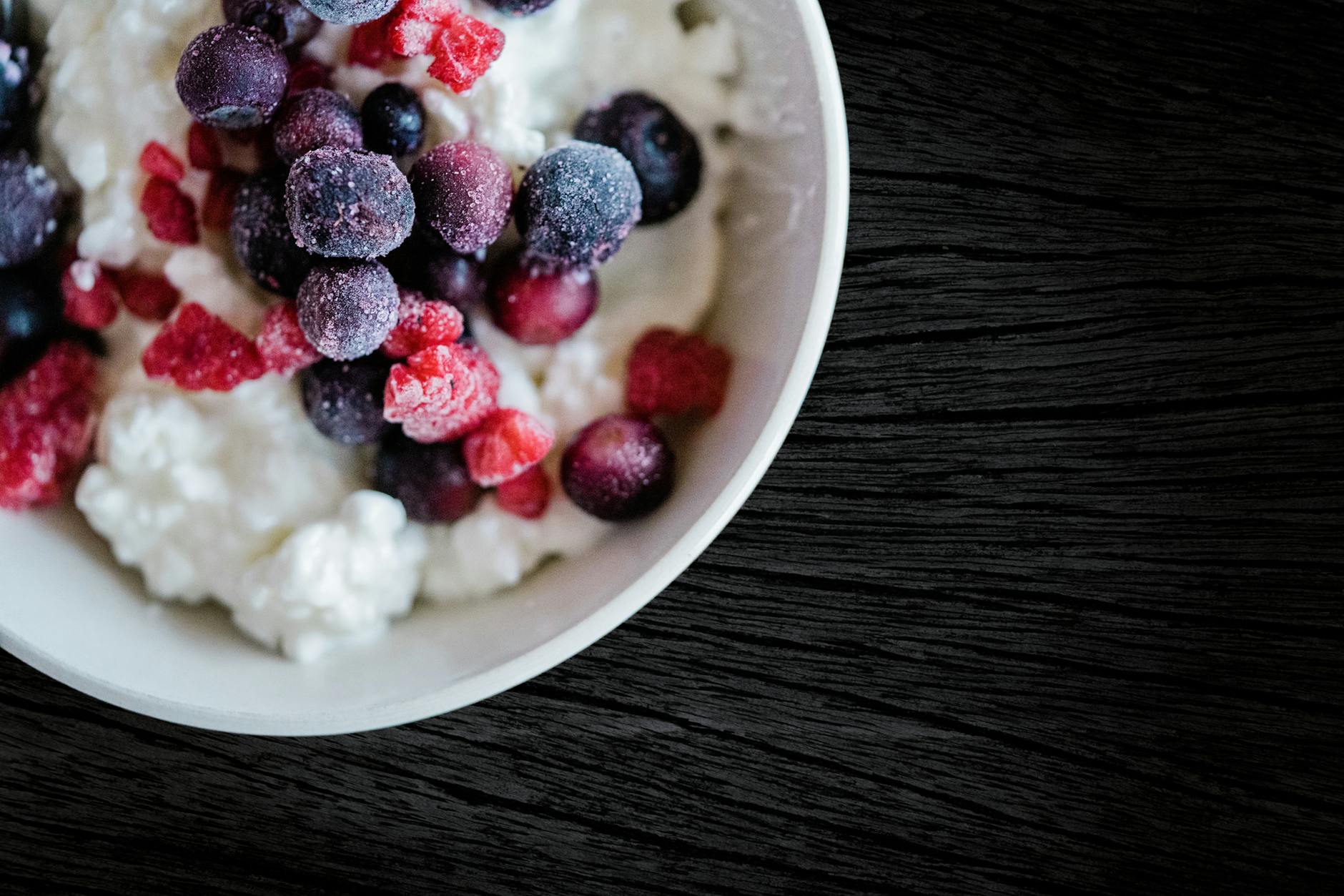 Fromage blanc et prise de poids : que disent vraiment les calories et les lipides ? — bol de fromage blanc avec fruits
