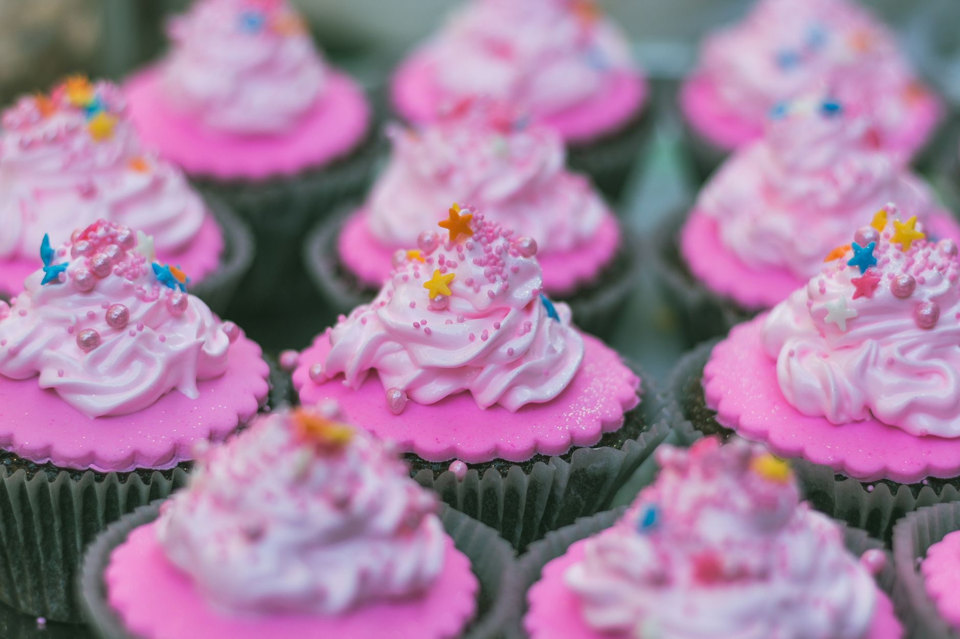 Le Meilleur Pâtissier sur M6, une mine d’inspiration gourmande pour la cuisine du quotidien — table de desserts pâtissiers colorés