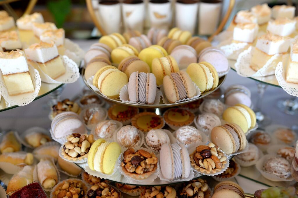 Le Meilleur Pâtissier nos recettes — table de desserts pâtissiers colorés