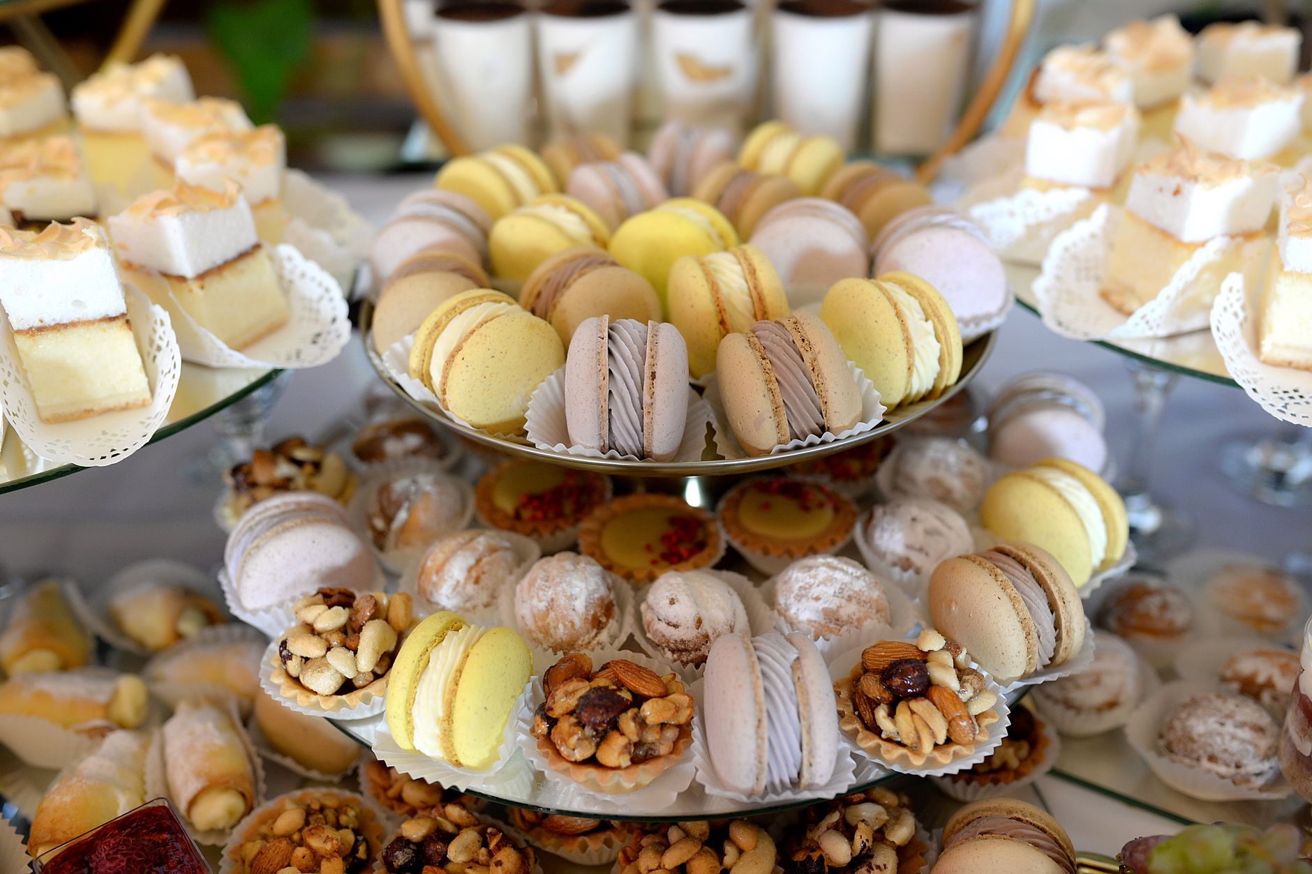 Le Meilleur Pâtissier nos recettes — table de desserts pâtissiers colorés