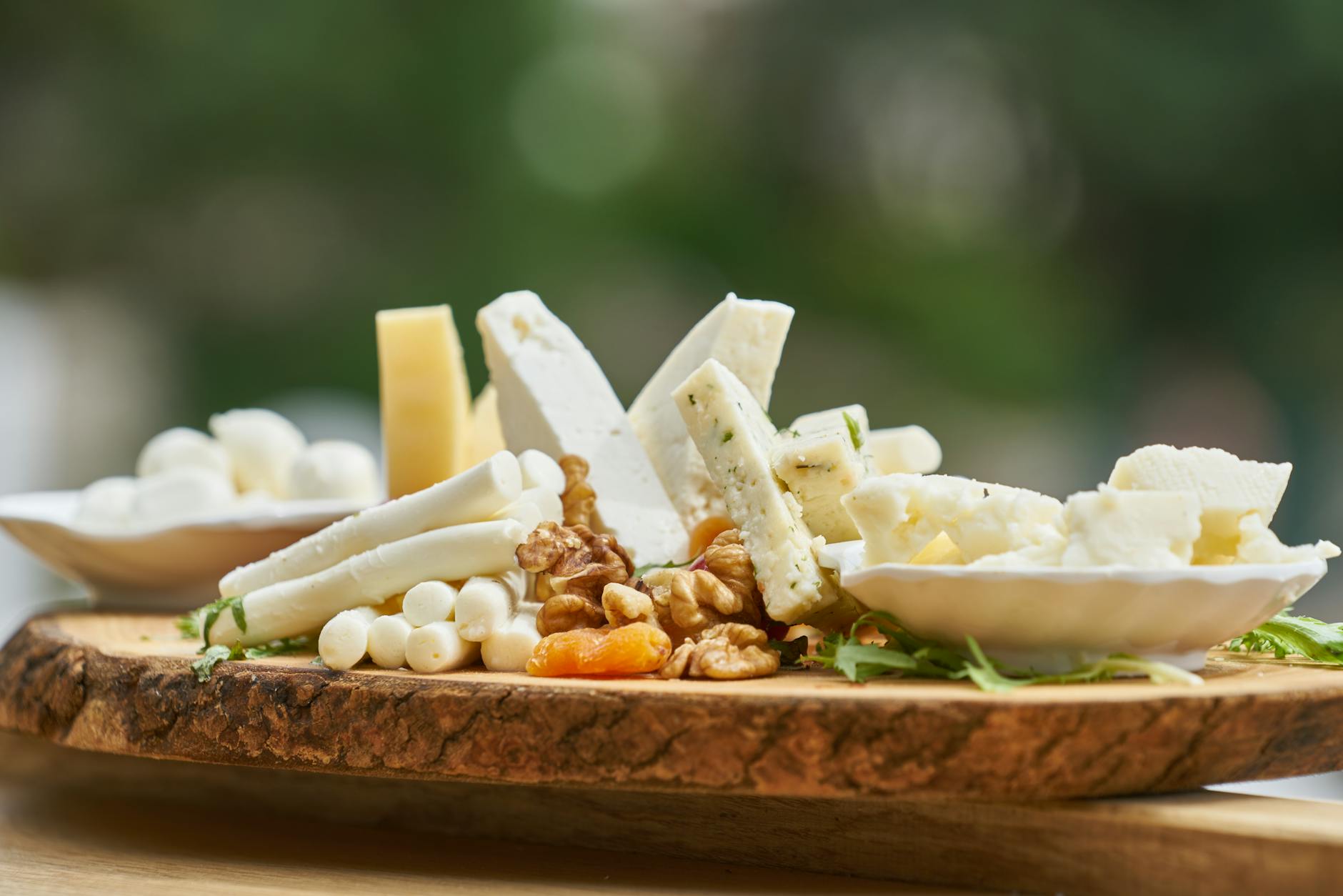 Fromages non fermentés : définition simple, repères visuels et erreurs fréquentes — plateau de fromages frais avec herbes