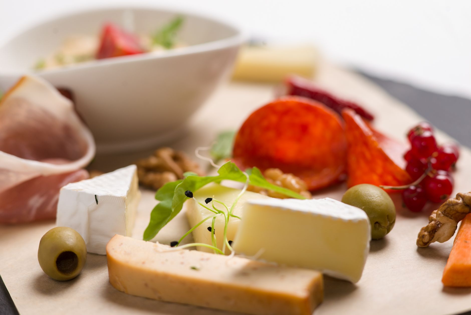 Manger du fromage le soir et prise de poids : que disent vraiment les calories et la balance ? — plateau de fromage dîner du soir
