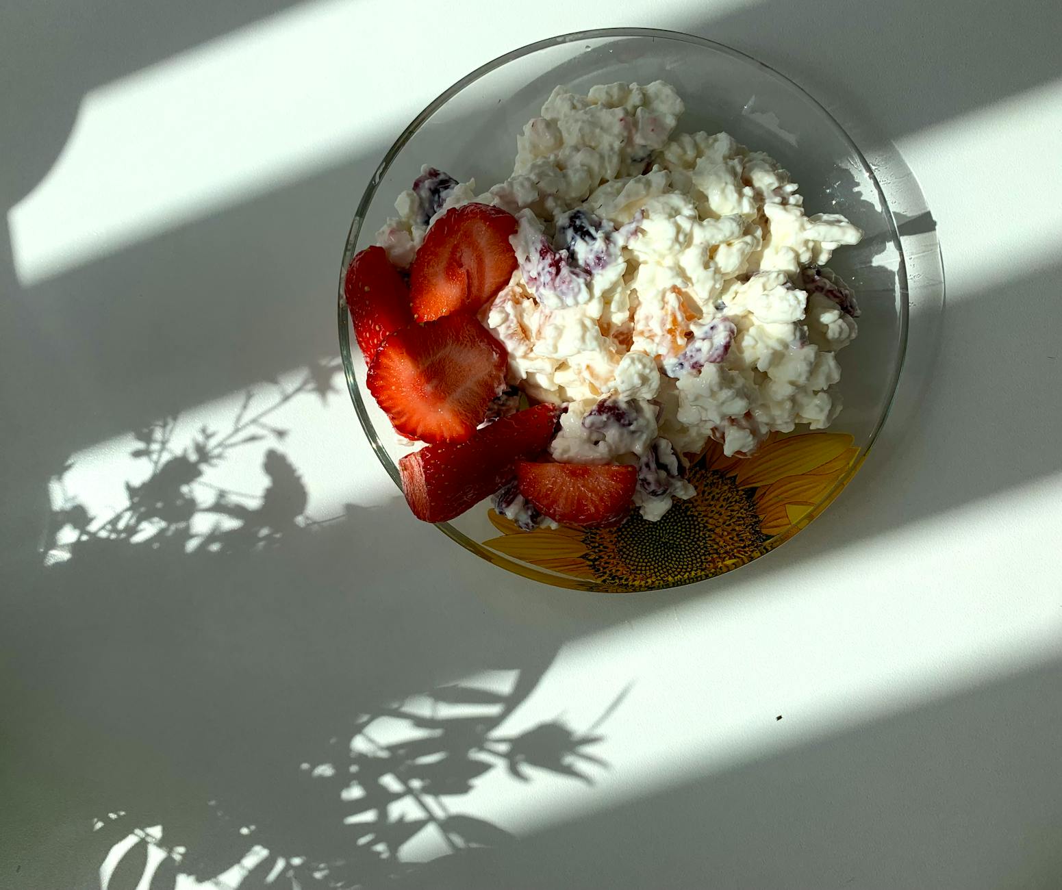 Régime fromage blanc 3 jours — bol de fromage blanc avec fruits