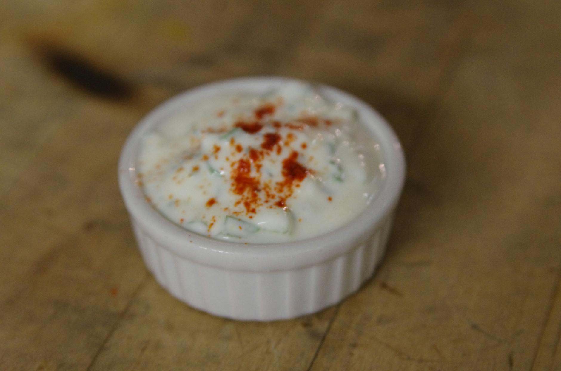 Sauce au fromage blanc classique aux herbes pour pommes de terre vapeur — sauce au fromage blanc herbes pommes de terre
