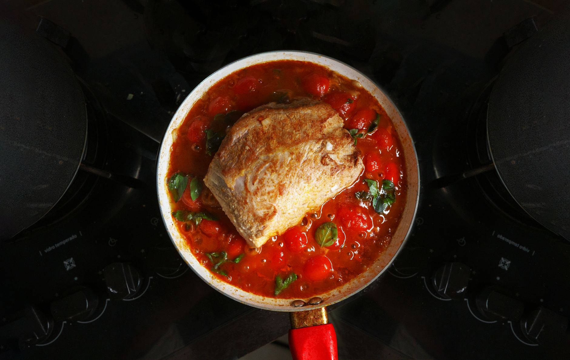 Sauté de porc la recette — sauté de porc avec légumes dans une casserole