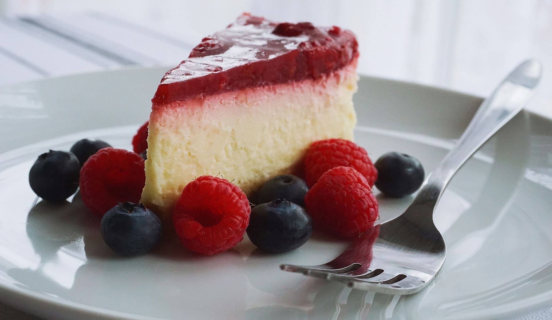 Cheesecake framboise au Philadelphia façon new-yorkaise : la base à maîtriser — part de cheesecake framboise avec crème
