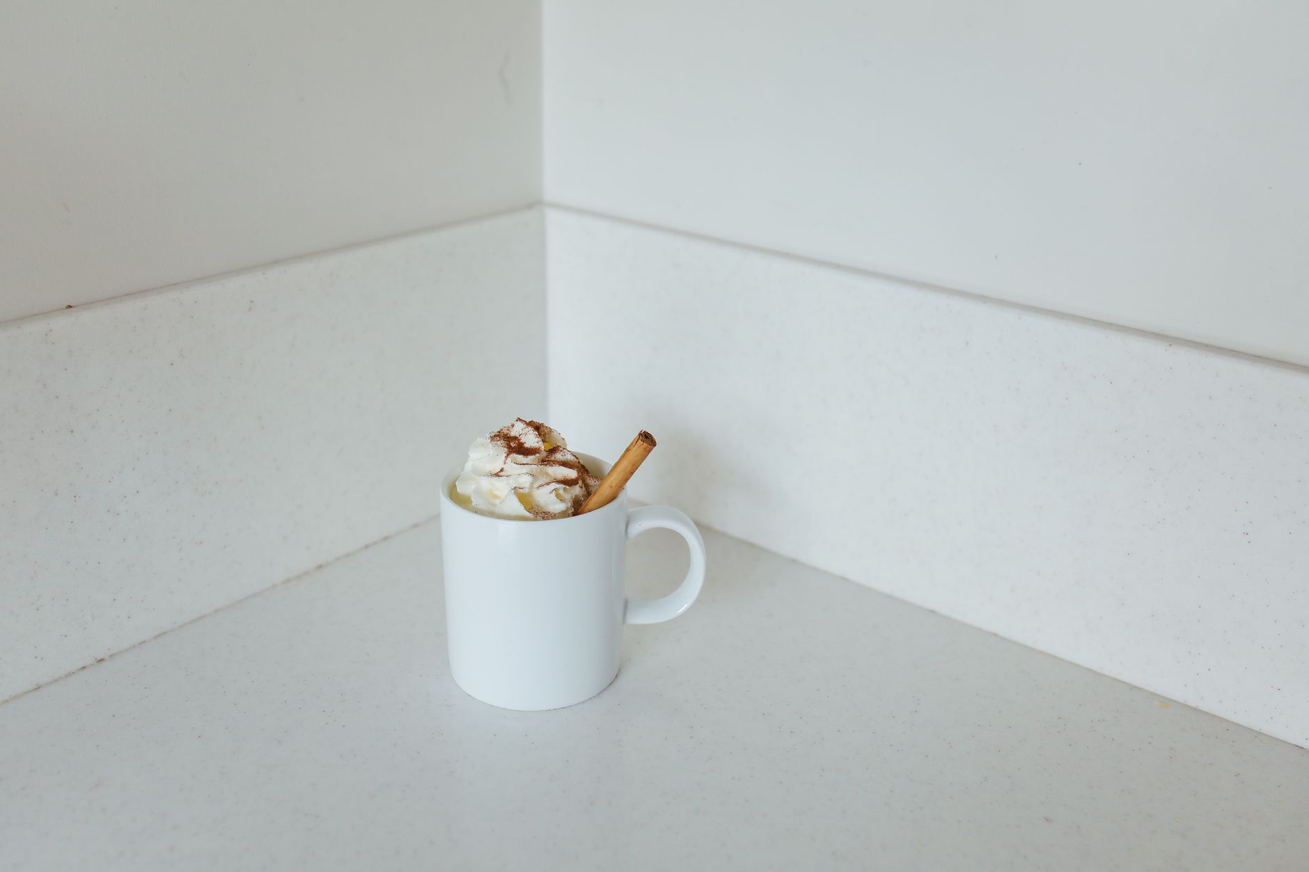 Chocolat chaud maison classique : la recette express digne d’un café — mug de chocolat chaud maison crème fouettée