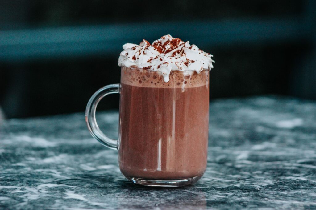 Chocolat chaud maison la recette — mug de chocolat chaud maison crème fouettée