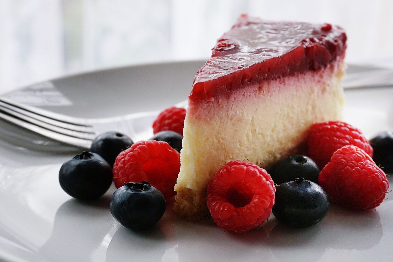 Gâteau fromage blanc-framboise : la recette aérienne du week-end