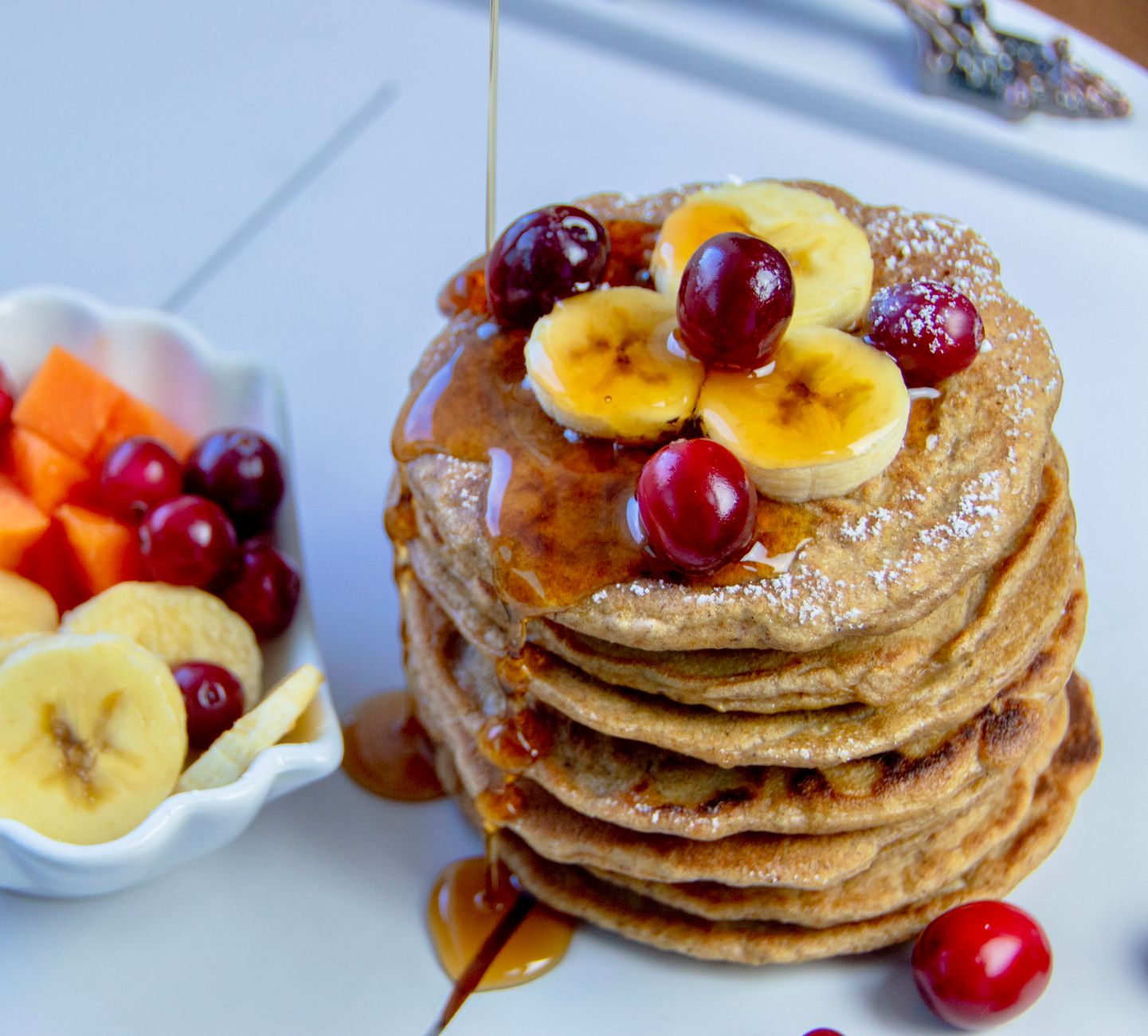 Pancakes banane sans sucre ajouté pour le matin : la base qui change tout — pile de pancakes à la banane avec sirop