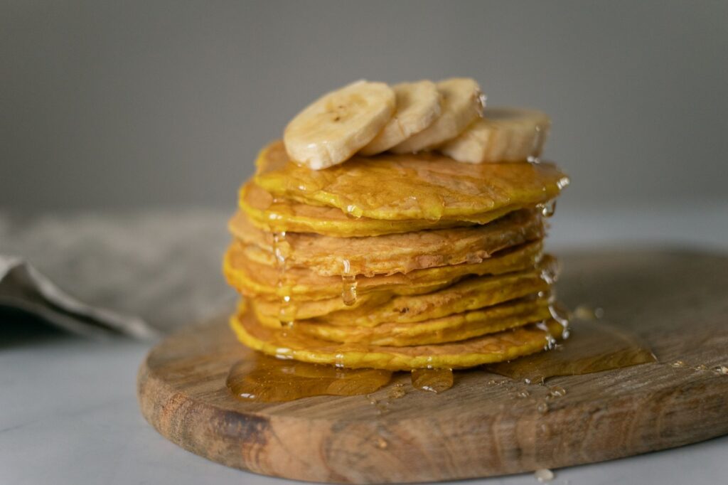 Pancakes banane la recette gourmande — pile de pancakes à la banane avec sirop