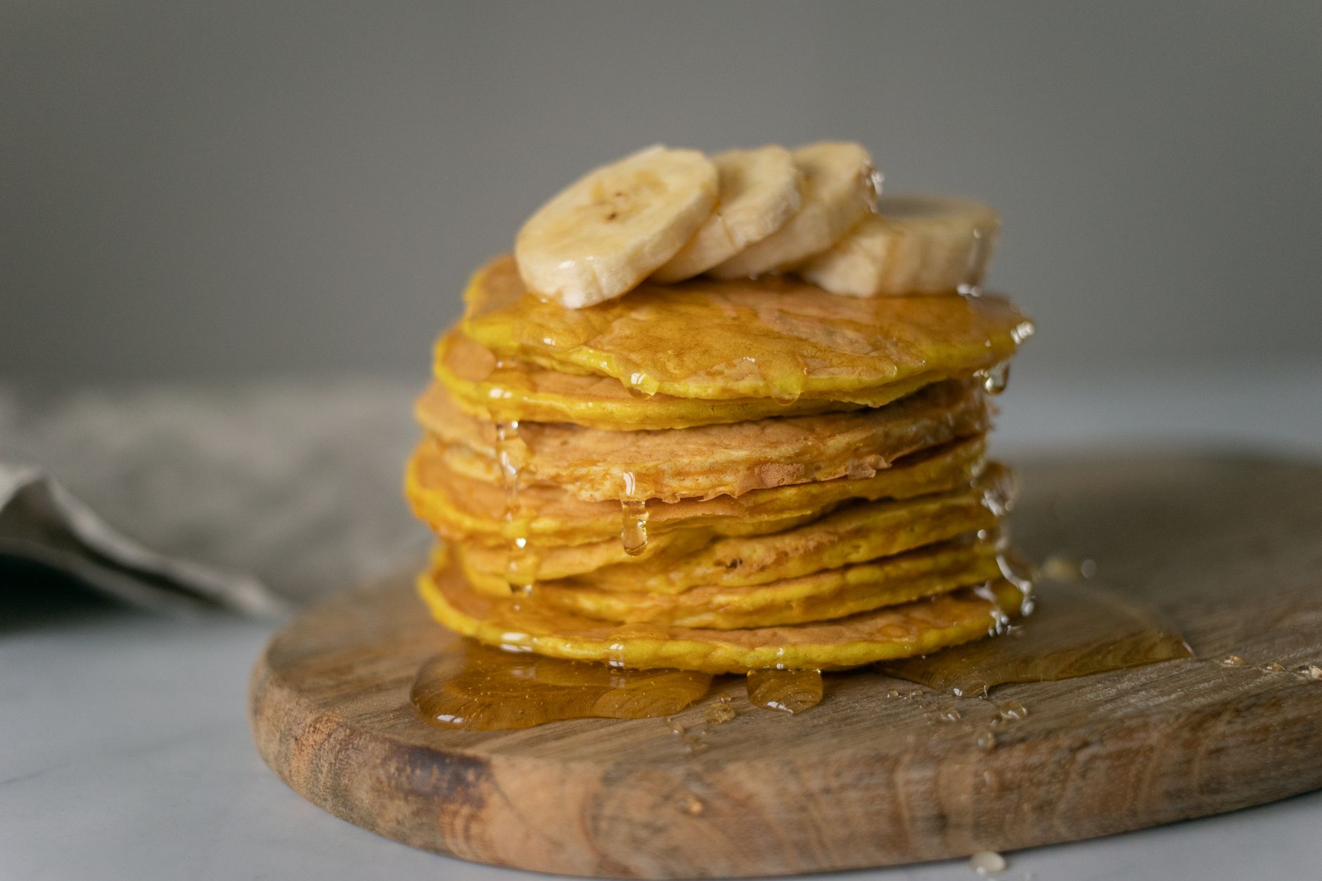 Pancakes banane la recette gourmande — pile de pancakes à la banane avec sirop