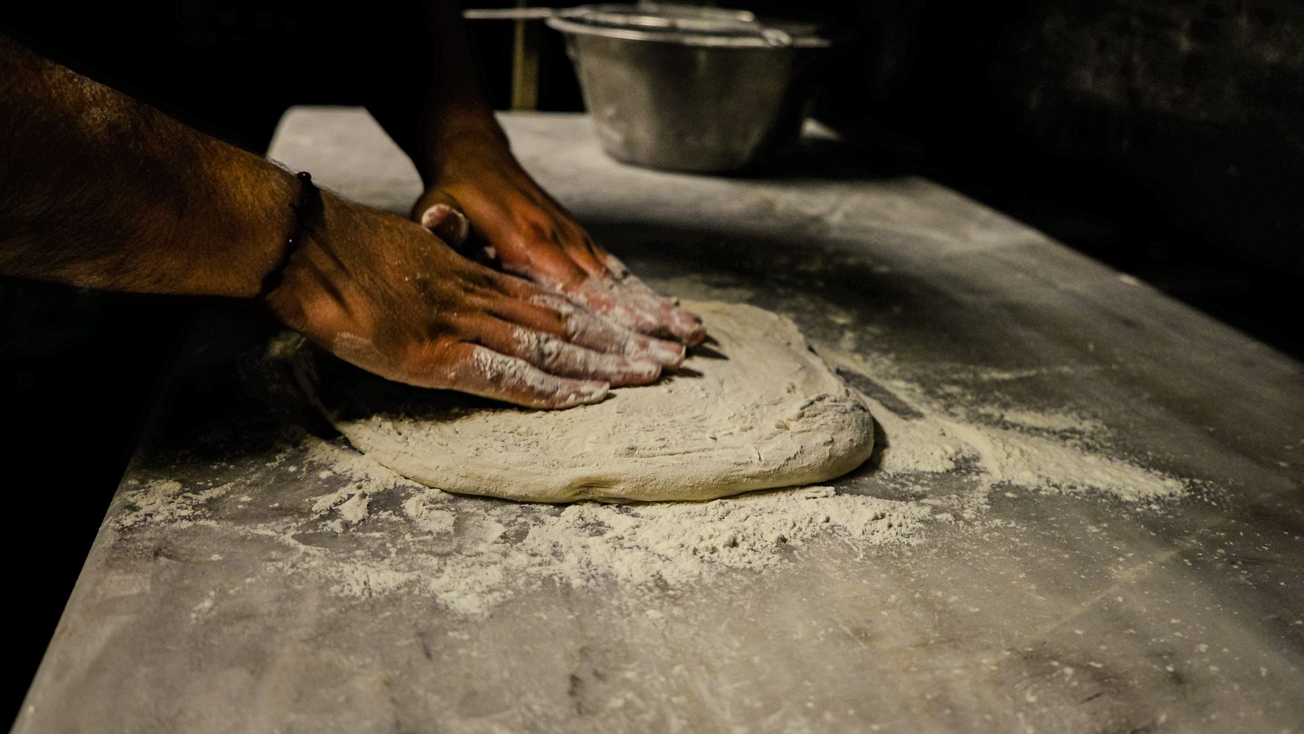 Pâte à pizza maison express moelleuse avec levure boulangère — préparation de pâte à pizza maison