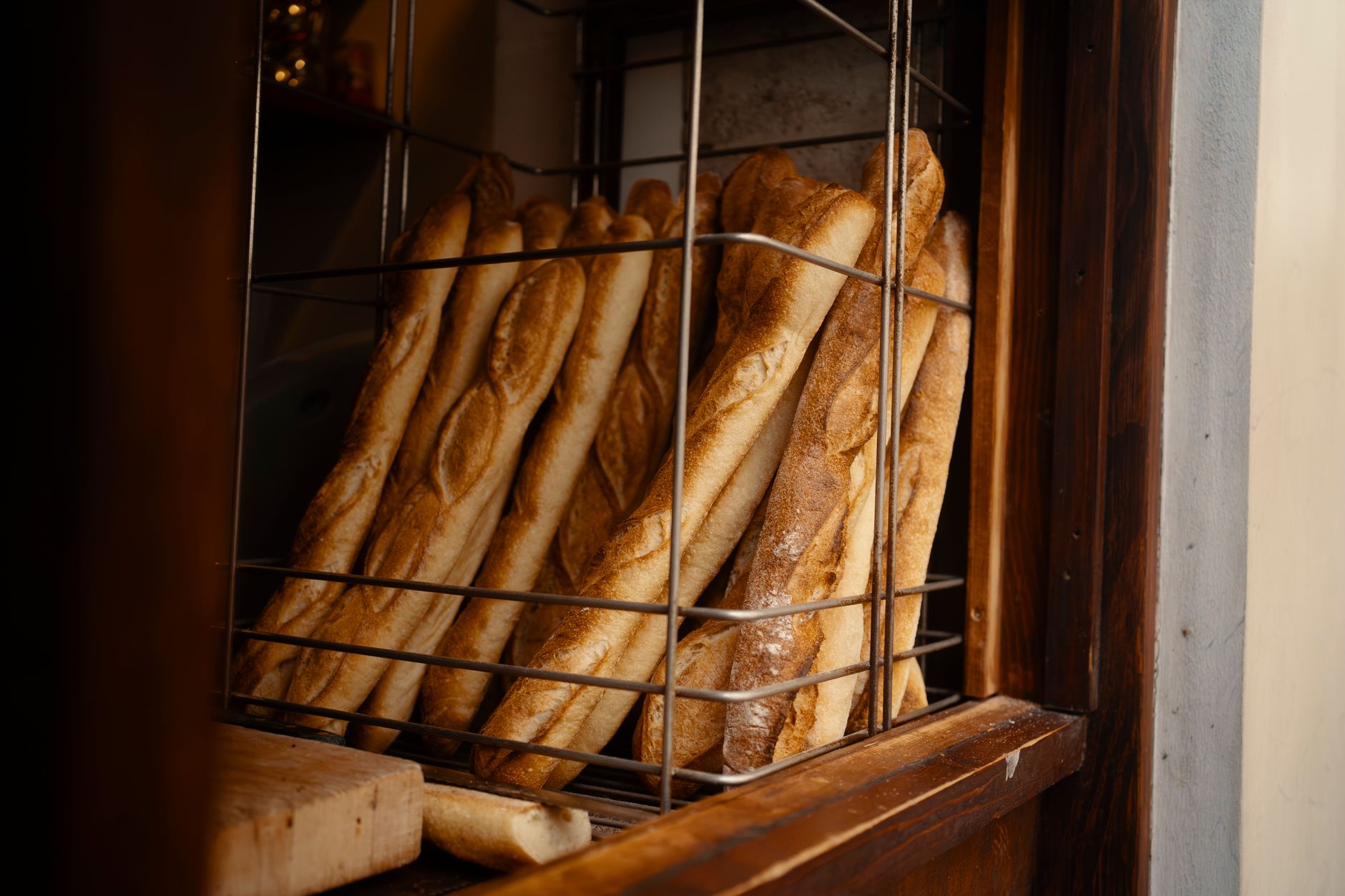 Poids baguette et réglementation française : ce que dit vraiment la loi — baguette fraîche sur étagère de boulangerie