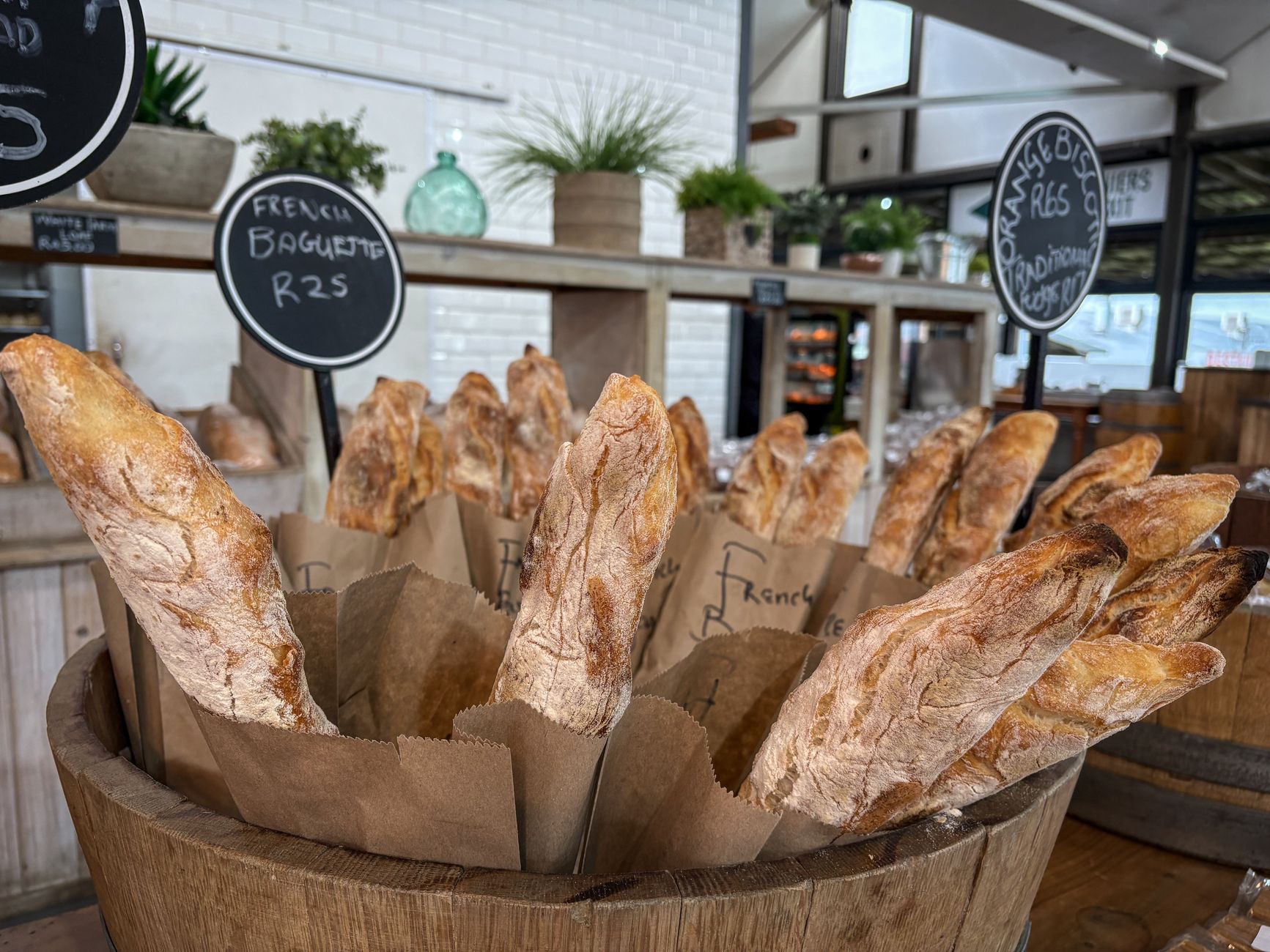 Poids d'une baguette la réglementation — baguette fraîche sur étagère de boulangerie