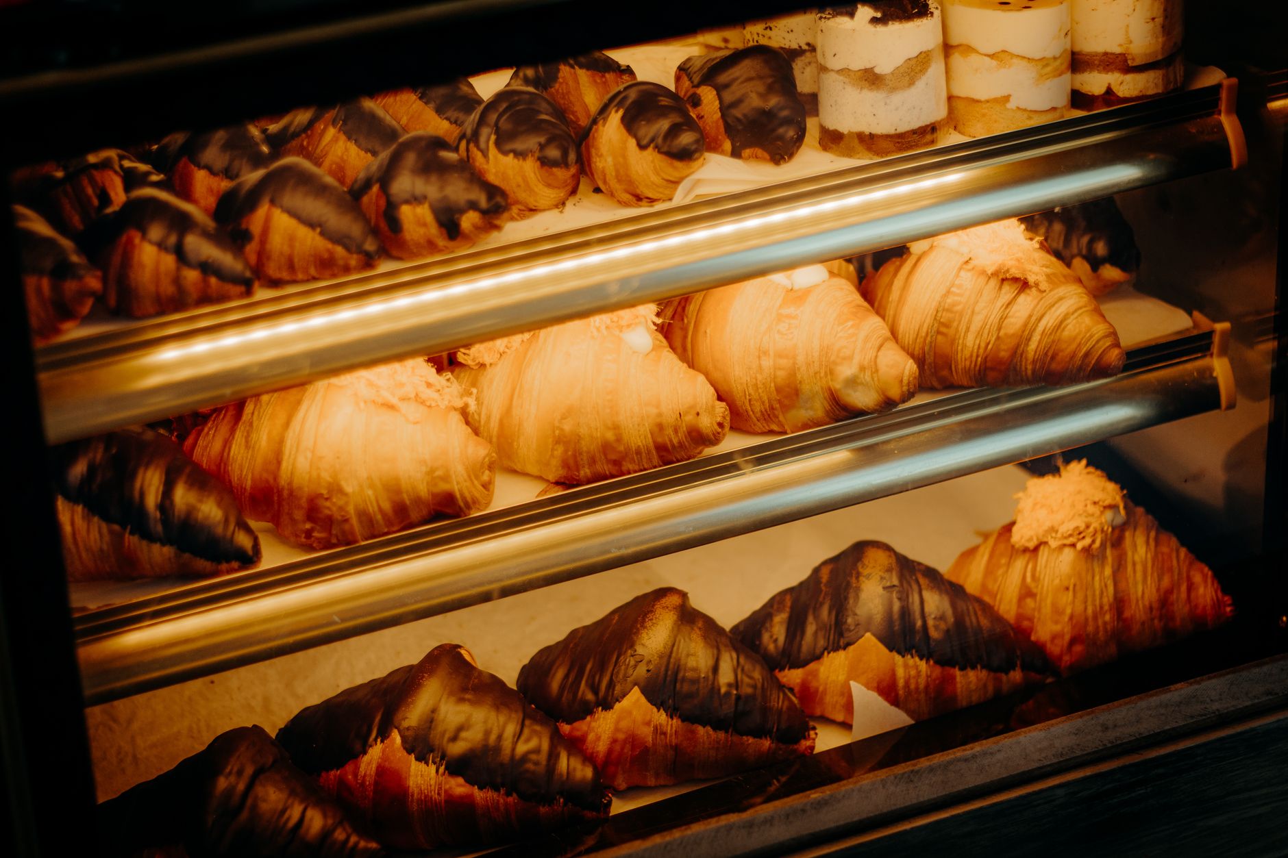 Prix du pain au chocolat en boulangerie : les vrais repères pour ne plus être perdu — vitrine de boulangerie avec croissants au chocolat