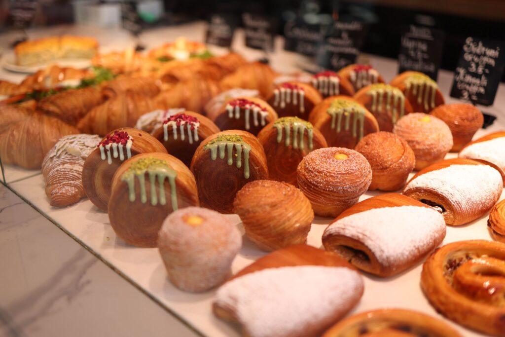 Prix du pain au chocolat — vitrine de boulangerie avec croissants au chocolat
