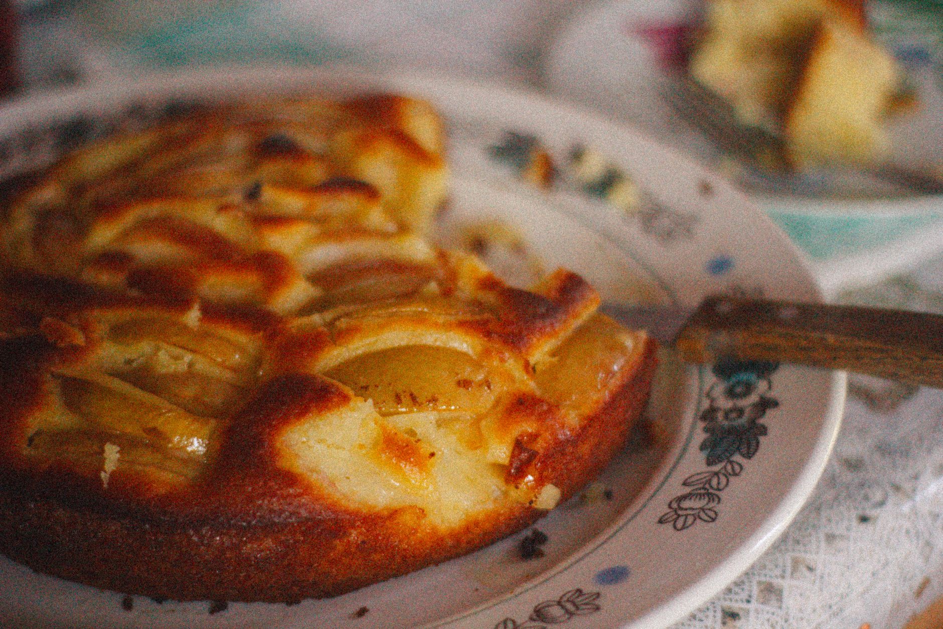 Tarte aux pommes à l’ancienne : une recette traditionnelle qui sent la cuisine des grands-mères — tarte aux pommes traditionnelle maison