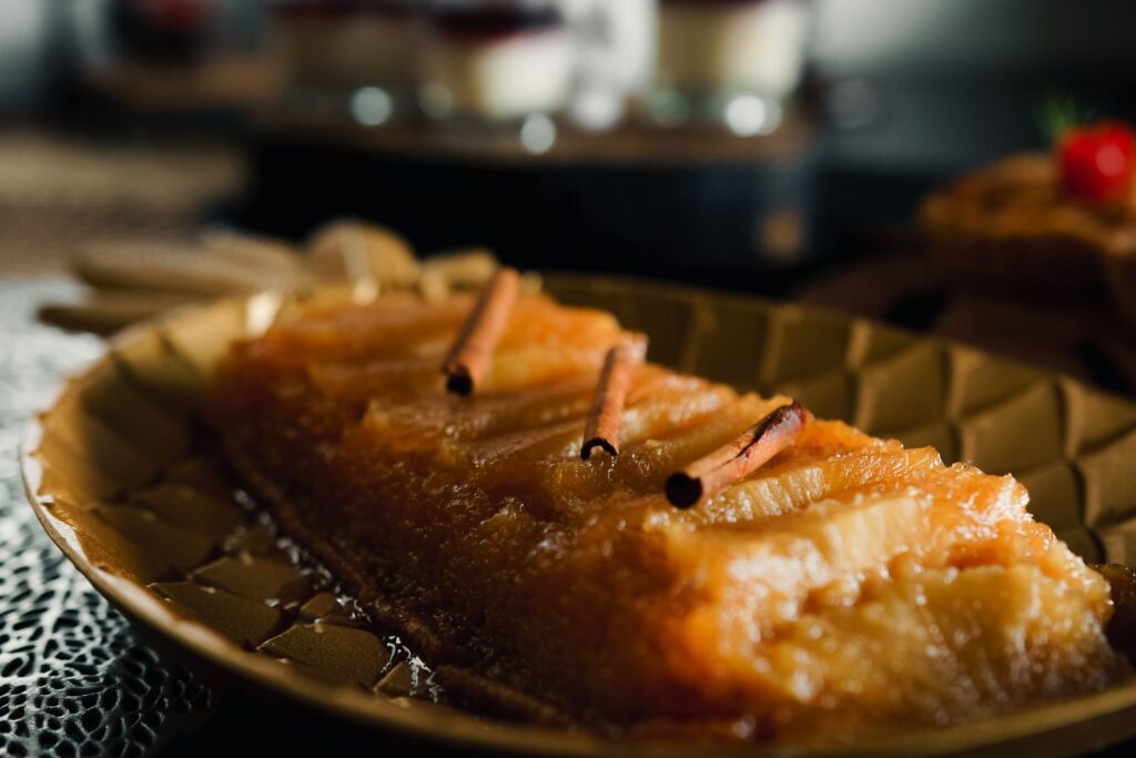 Tarte Tatin la vraie recette — part de tarte Tatin aux pommes caramélisées