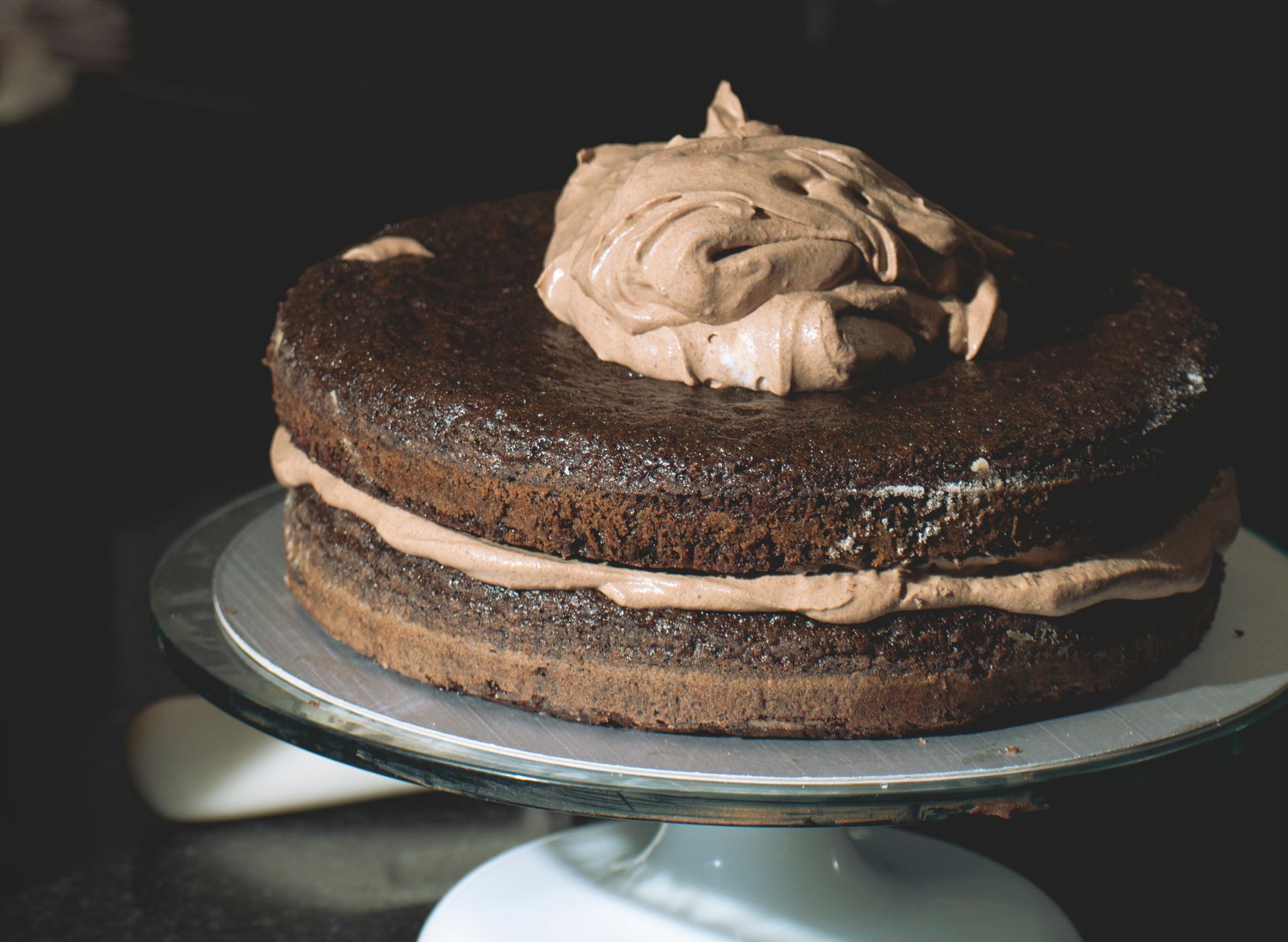 La recette facile du glaçage au chocolat, avec les bonnes proportions — glaçage au chocolat sur gâteau